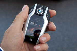 เผยเทคโนโลยีอัจฉริยะของกุญแจ "BMW 7-Series" สามารถจอดรถได้อัตโนมัติ
