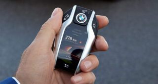 เผยเทคโนโลยีอัจฉริยะของกุญแจ "BMW 7-Series" สามารถจอดรถได้อัตโนมัติ