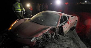 อาตูโร่ วิดัลนักบอลชื่อดังเมาแล้วขับรถ Ferrari 458 พังยับเยิน