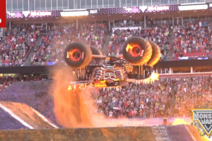 นักขับชื่อดังโชว์นำรถบรรทุก "Monster Truck" ตีลังกาผาดโผน