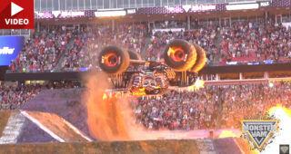 นักขับชื่อดังโชว์นำรถบรรทุก "Monster Truck" ตีลังกาผาดโผน
