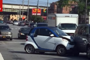 พบรถ Smart ขนาดเล็กชนแล้วหนีถึง 2 ครั้งซ้อน