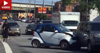 พบรถ Smart ขนาดเล็กชนแล้วหนีถึง 2 ครั้งซ้อน