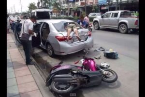 หนุ่มซิ่งฟีโน่ชนท้ายรถอัลติส หัวพุ่งทะลุกระจกหลัง (ชมคลิป)