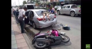 หนุ่มซิ่งฟีโน่ชนท้ายรถอัลติส หัวพุ่งทะลุกระจกหลัง (ชมคลิป)