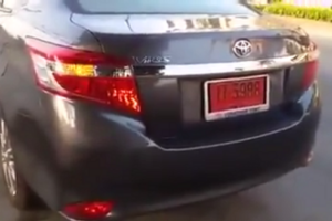 แชร์สนั่น!! สาวเดือดถ่ายคลิปประจานรถ Vios ป้ายแดง ซื้อมาได้แค่ 2 เดือน ไฟช็อตทั้งคัน! (ชมคลิป)