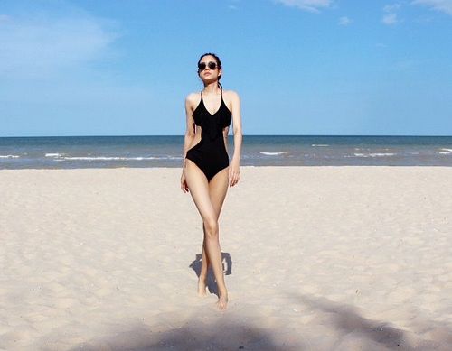 ฟาง พิชญา เป๊ะเว่อร์! อวดภาพใส่บิกินี่เว้า อวดขายาวหุ่นสวย