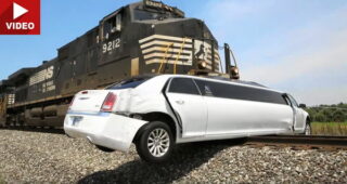 คุณพระช่วย! เผยวีดีโอภาพข่าวรถไฟชนรถลีมูซีนหรูพังยับเยิน