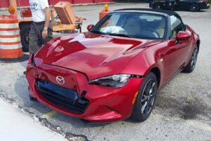 เผยภาพรถ "2016 Mazda MX-5" พับยับหลังเพิ่งถอยจากศูนย์