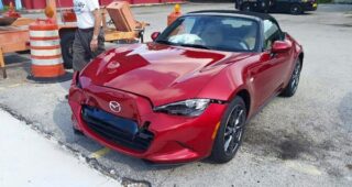 เผยภาพรถ "2016 Mazda MX-5" พับยับหลังเพิ่งถอยจากศูนย์