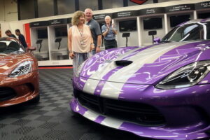 น่าอิจฉา! คู่สามี-ภรรยาซื้อรถ Dodge Viper แบบแพ็คคู่สุดโหด