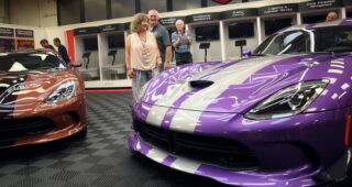 น่าอิจฉา! คู่สามี-ภรรยาซื้อรถ Dodge Viper แบบแพ็คคู่สุดโหด