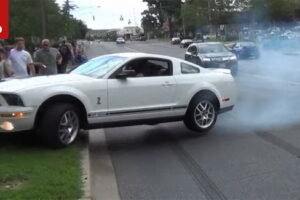 รถสปอร์ตแบบ "Ford Mustang Shelby GT500" พุ่งใส่คนดูในงานโชว์ตัว