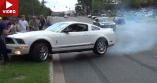 รถสปอร์ตแบบ "Ford Mustang Shelby GT500" พุ่งใส่คนดูในงานโชว์ตัว