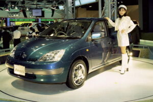 Toyota เปิดตัวรถแบบ 2016 Prius เรียบร้อยภายใต้แนวคิดประหยัดกว่าเดิม