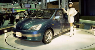 Toyota เปิดตัวรถแบบ 2016 Prius เรียบร้อยภายใต้แนวคิดประหยัดกว่าเดิม