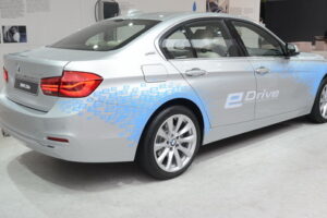 BMW เปิดตัวสเป๊คของ "330e Plug-In Hybrid" ใหม่ล่าสุด