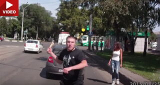 เลือดร้อน! ชมภาพ+คลิปหนุ่มรัสเซียโมโหพร้อมจามขวานกลางแยก