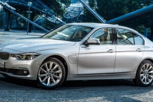 BMW เปิดตัวรถพลังงานไฮบริดรุ่นใหม่แบบ "330e Plug-In Hybrid" ให้กำลังสูงสุด 252PS