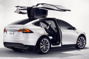 เปิดตัวรถพลังงานไฟฟ้าแบบ "Tesla Model X" พร้อมปีกขนาดใหญ่แบบ Falcon Wing