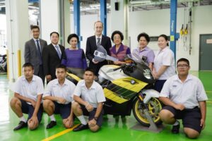 BMW ส่งมอบมอเตอร์ไซค์ BMW K1200S ให้แก่โรงเรียนจิตรลดา (สายวิชาชีพ) และวิทยาลัยเทคนิคกาญจนาภิเษก มหานคร