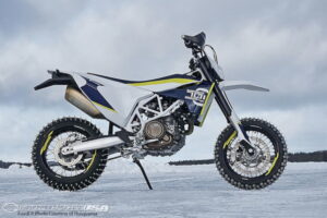 HUSQVARNA 701 Supermoto Ice Racing เกาะจิก ขวิดตะลุยหิมะ...!!