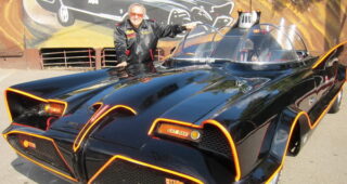 George Barris, ตำนานนักออกแบบรถ Batmobile เสียชีวิตแล้วในวัย 89 ปี