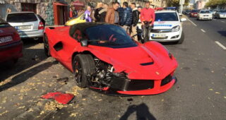 เสียดายแทน! พบรถสปอร์ต Ferrari LaFerrari ชนพังยับในฮังการี่