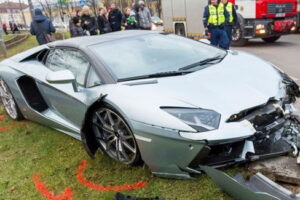 ดูไม่จืด! สปอร์ตสุดแพง Lamborghini Aventador ชนยับอีกคันในเอสโตเนีย