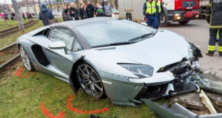 ดูไม่จืด! สปอร์ตสุดแพง Lamborghini Aventador ชนยับอีกคันในเอสโตเนีย