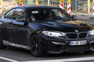 แอบแชะภาพ "BMW M2" โฉมเก๋งสีดำก่อนเปิดตัวปีหน้า