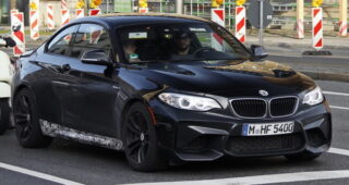 แอบแชะภาพ "BMW M2" โฉมเก๋งสีดำก่อนเปิดตัวปีหน้า
