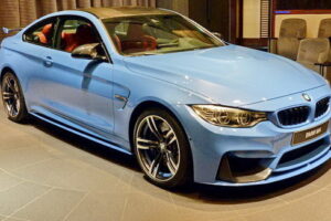 BMW เปิดตัวเจ้า M4 โทนสีฟ้าสดใสในตัวแทนจำหน่ายที่ Abu Dhabi แล้ว