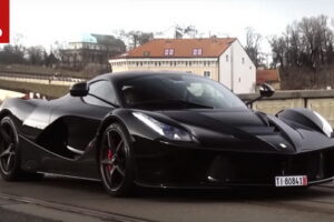 เปิดตัวรถสปอร์ต Ferrari LaFerrari ในกลางเมืองกรุงปราก