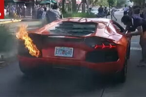 รถสปอร์ตแบบ "Lamborghini Aventador" เกิดเพลิงลุกไหม้เสียหายอีกแล้ว
