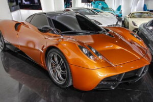เปิดตัวรถสปอร์ตแบบ "Pagani Huayra" สีส้มสดสำหรับขายแล้ว