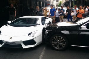 Lamborghini Aventador สุดซวยโดน Benz C-Class พุ่งชนอย่างจัง