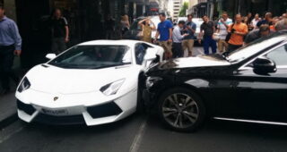 Lamborghini Aventador สุดซวยโดน Benz C-Class พุ่งชนอย่างจัง