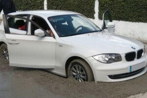 ไม่น่าเลย! พบ BMW X1 ใหม่เอี่ยมจมลงในปูนเกือบครึ่งคัน