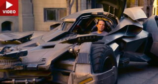 พระเอกดัง Ben Affleck มาพร้อมกับรถ "BATMOBILE" เต็มรูปแบบ
