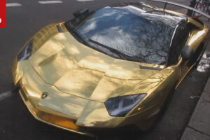 สวยเลย! แอบถ่าย Lamborghini Aventador SV สีทองอร่ามจับใจ