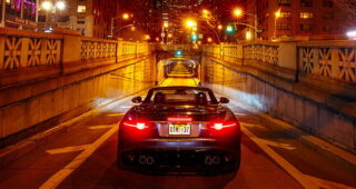 สวยเลย! ชมภาพถ่ายสวยงามของ "F-Type SVR" ในอุโมงค์ที่ New York