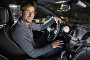 อ้าวมาไง! โค้ชหงส์โผล่โปรโมตระบบไฮเทคใหม่ของ Opel