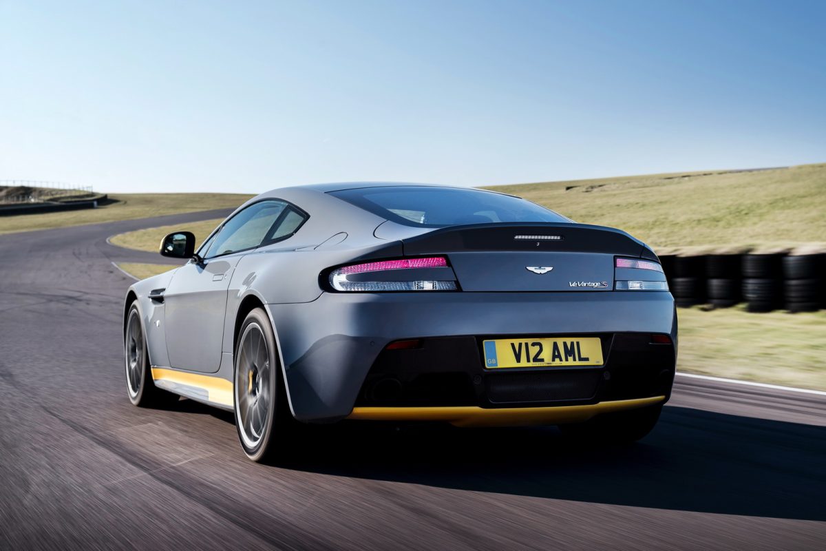 เปิดตัว Aston Martin V12 Vantage S แบบเกียร์กระปุกสุดแรงแล้วแค่ 100 คัน