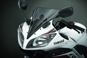 2016 Yamaha YZF-R15 มีให้เลือก 3 สี