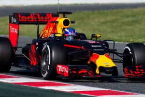 เก่งขึ้นอีก! นักขับวัย 18 ปีชื่อดังทดสอบรถรุ่นใหม่ของทาง Red Bull