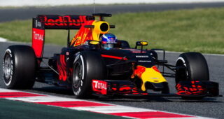 เก่งขึ้นอีก! นักขับวัย 18 ปีชื่อดังทดสอบรถรุ่นใหม่ของทาง Red Bull