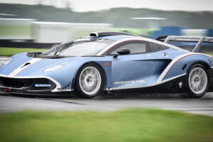 พลาดกันได้! เผยรถแบบ “Hussarya GT” เสียหลักขณะโชว์ตัว