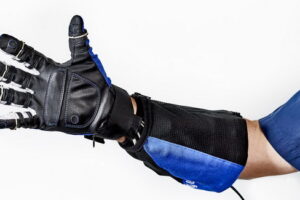 GM และ NASA เปิดตัวเทคโนโลยีแบบใหม่อย่าง “Roboglove” ถุงมือสุดไฮเทค