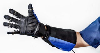 GM และ NASA เปิดตัวเทคโนโลยีแบบใหม่อย่าง “Roboglove” ถุงมือสุดไฮเทค